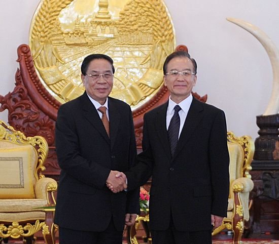 温家宝总理昨日在万象出席亚欧首脑会议，与老挝国家主席朱马利会晤。